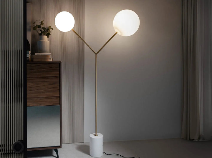 Lampara de pie con base de mármol porcelánico estilo Calacatta y estructura en acero dorado.