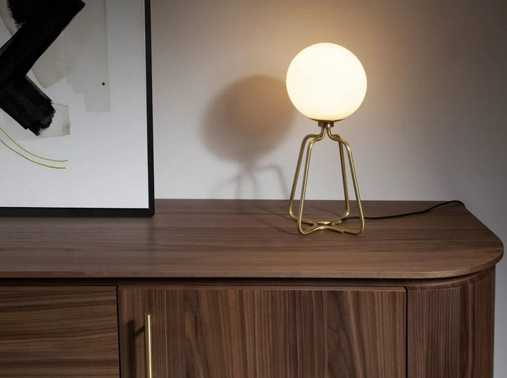 Tafellamp van goudkleurig staal en wit glas