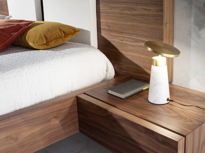 Lampara de sobremesa de diseno moderno con un cuerpo de mármol porcelánico similar calacatta