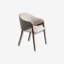 Silla con reposabrazos de diseño moderno con asiento tapizado en tela color beige y respaldo tapizado en polipiel color visón oscuro.
