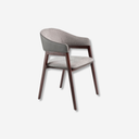 Silla con reposabrazos de diseño moderno con asiento tapizado en tela color gris y respaldo tapizado en polipiel color visón oscuro.
