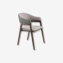 Silla con reposabrazos de diseño moderno con asiento tapizado en tela color gris y respaldo tapizado en polipiel color visón oscuro.