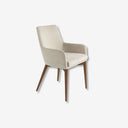 Silla con reposabrazos de diseño moderno con asiento y respaldo tapizados en tela color beige.