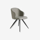 Silla con reposabrazos de diseño moderno con asiento y respaldo tapizados en tela color gris.