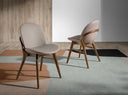 Silla de diseño moderno con asiento y respaldo tapizados en polipiel color visón oscuro.