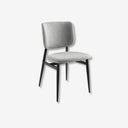 Silla de diseño moderno con asiento y respaldo tapizados en tela color gris claro.