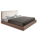 Gecapitonneerd bed in gebroken witte stof en bruin kunstleer