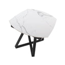 Mesa de mármol blanco con acabado brillante y sillas grises en comedor luminoso.