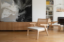 silla de roble claro y esterilla estilo moderno