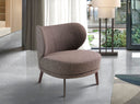sillon de acento con respaldo curvo tapizada en tela marrón texturizada y patas de madera