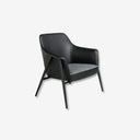 sillón moderno con estructura negra, respaldo en piel y asiento en tela gris texturizada
