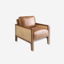 sillón de piel marrón con estructura de madera y paneles laterales de rejilla natural, estilo atemporal y elegante