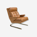 sillón en piel vacuno color marrón con base metálica curva tipo patín y respaldo alto acolchado