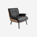 sillón tapizado en polipiel negra con respaldo capitoné y detalles laterales en madera natural, estilo contemporáneo