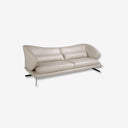 sofá minimalista tapizado en piel beige con base metálica, ideal para salas contemporáneas y espacios luminosos