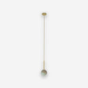 Lámpara Royal Colgante Simple - Base de latón pulido mate, bola de alabastro y cable textil dorado sobre fondo gris de estudio