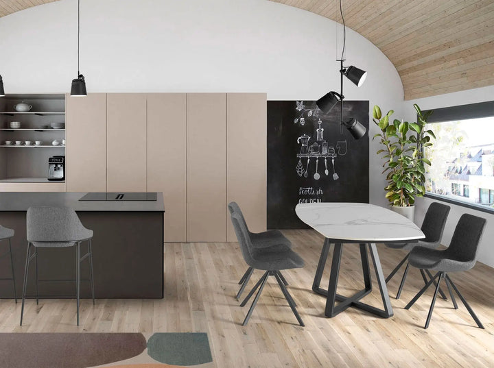 Mesa comedor extensible ovalada barril mármol porcelánico y acero negro en ambiente decorado