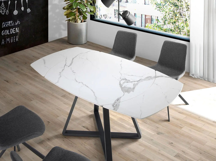 Mesa comedor extensible ovalada barril mármol porcelánico y acero negro en ambiente decorado (2)