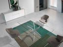 Mesa comedor rectangular de cristal templado con patas de acero en aspa acabado blanco, en un comedor decorado