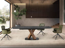 Mesa comedor extensible ovalada barril mármol porcelánico y nogal