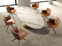 Mesa comedor ovalada mármol porcelánico y acero color bronce en ambiente decorado (2)