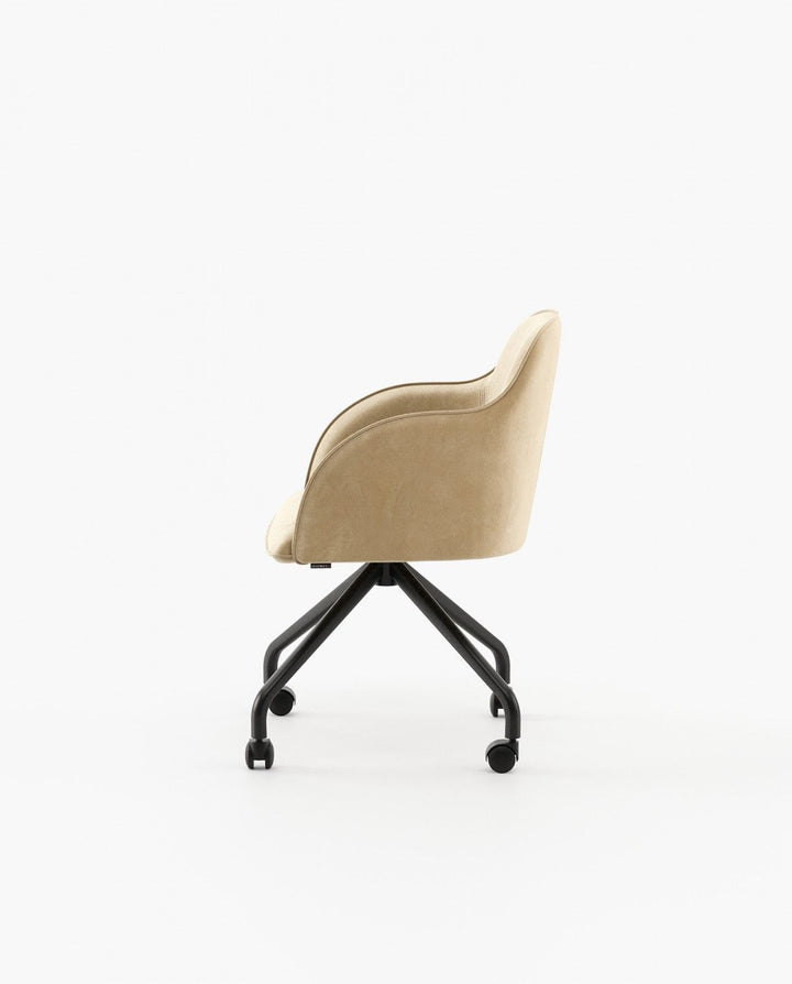 Silla de oficina Clyde sobre fondo gris de estudio (3)