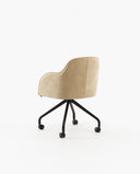 Silla de oficina Clyde sobre fondo gris de estudio (4)