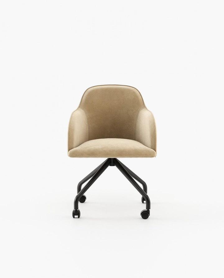 Silla de oficina Clyde sobre fondo gris de estudio (2)