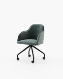 Silla de oficina Clyde sobre fondo gris de estudio