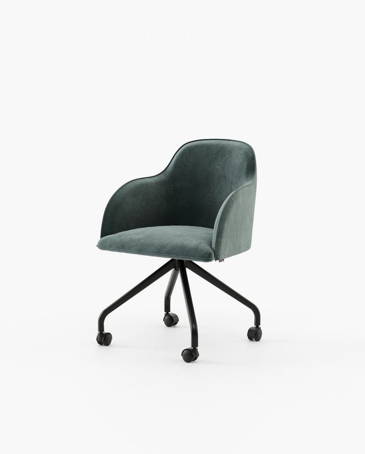 Silla de oficina Clyde sobre fondo gris de estudio
