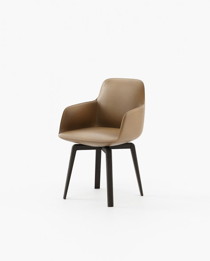 Silla Clyde sobre fondo gris de estudio