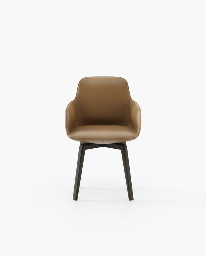 Silla Clyde sobre fondo gris de estudio (2)