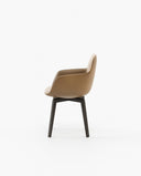 Silla Clyde sobre fondo gris de estudio (3)