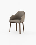 Silla Clyde sobre fondo gris de estudio (6)