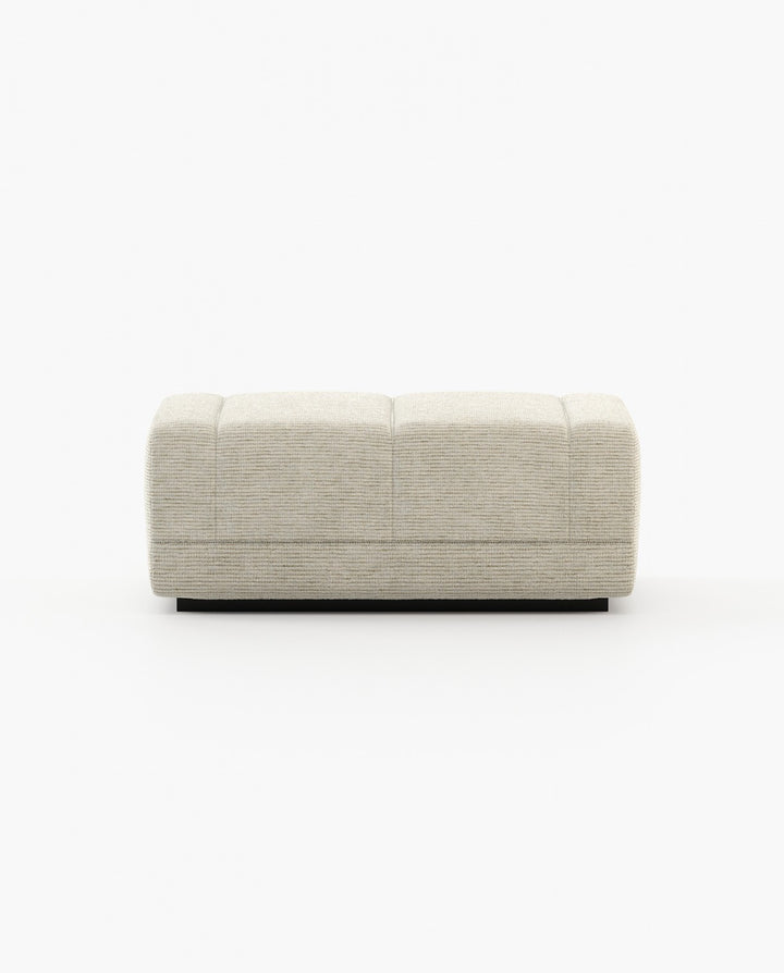 Puf rectangular Francis sobre fondo gris de estudio (2)