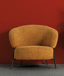 sillón souvens tapizado en color ocre y estructura negra