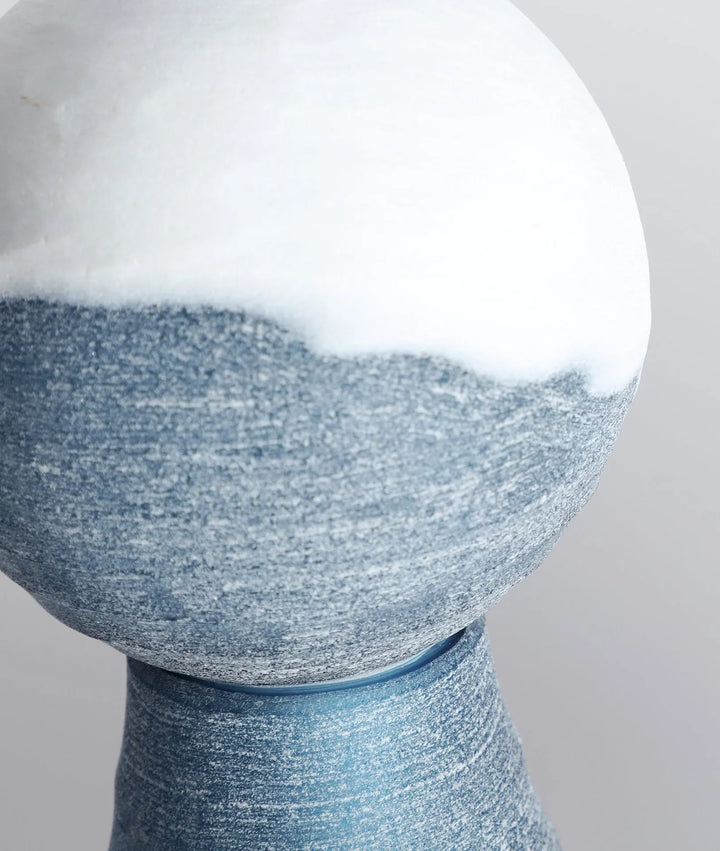 JARRÓN DECORATIVO KONO VIDRIO BLANCO Y AZUL