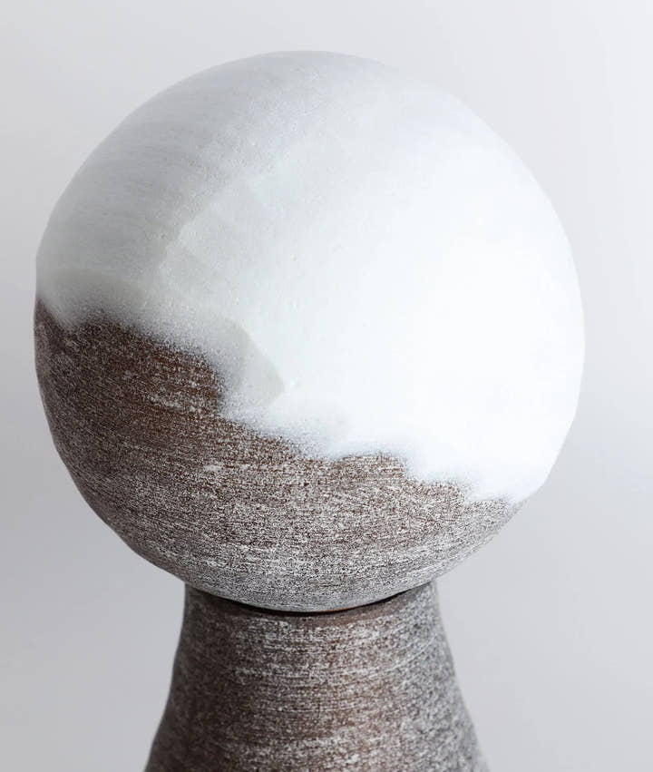 JARRÓN DECORATIVO KONO VIDRIO BLANCO Y MARRON - Jarrones y centros - El Workshop - vidrio