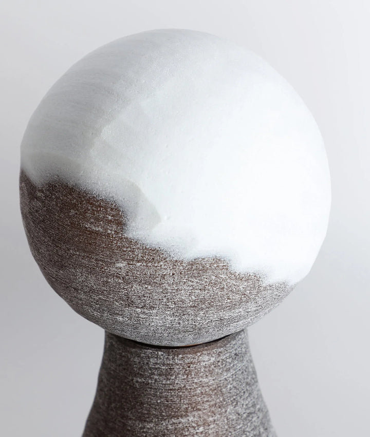 JARRÓN DECORATIVO KONO VIDRIO BLANCO Y MARRON