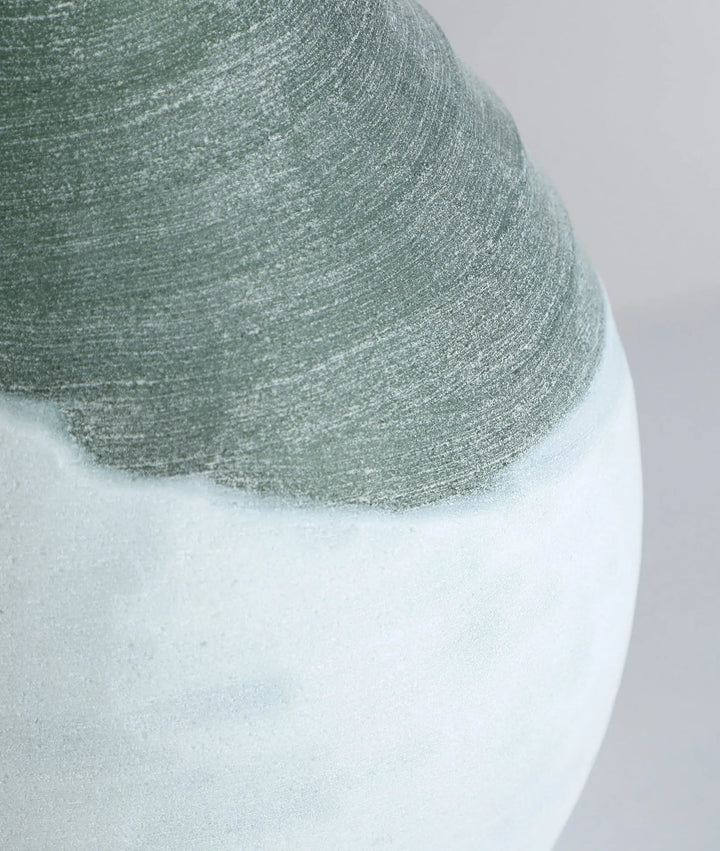 JARRÓN DECORATIVO KONO VIDRIO BLANCO Y VERDE