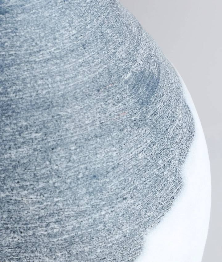 JARRÓN DECORATIVO KONO VIDRIO BLANCO Y AZUL