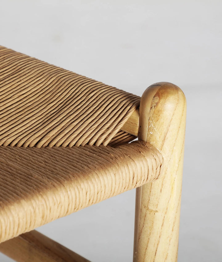 Eetkamerstoel van natuurlijk iepenhout en touw