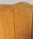 Sillón tapizado color mostaza, con patas en madera de pino