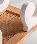 Mesa auxiliar ZETEL elegante de ratán y madera vista.