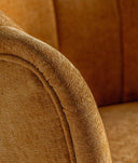 Sillón tapizado color mostaza, con patas en madera de pino