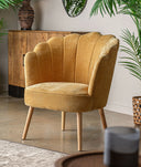 Sillón tapizado color mostaza, con patas en madera de pino