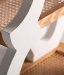 Mesa auxiliar ZETEL elegante de ratán y madera vista.