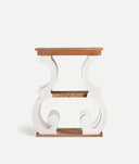 Mesa auxiliar ZETEL elegante de ratán y madera vista.