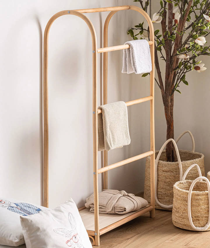 Toallero de madera CLEO - Muebles auxiliares - El Workshop - ratán