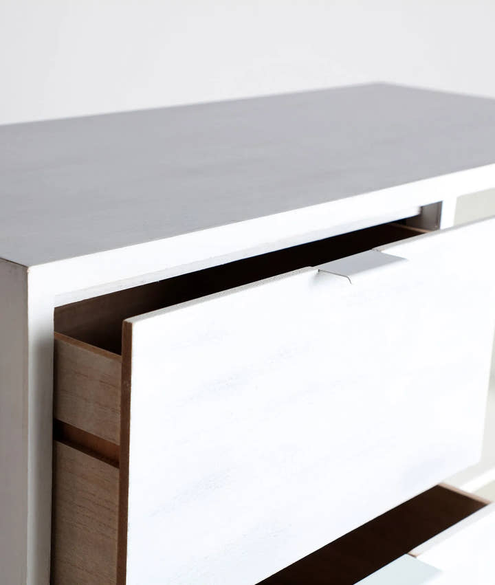 Cómoda ZEMNE de madera de pino blanca y ratán - Cómodas - El Workshop - madera de pino